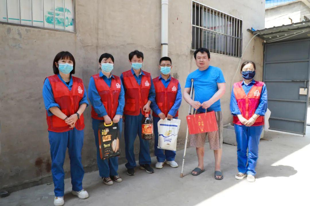 端午送溫暖 幫扶“粽”是情——安彩高科開(kāi)展端午節(jié)走訪(fǎng)慰問(wèn)活動(dòng)